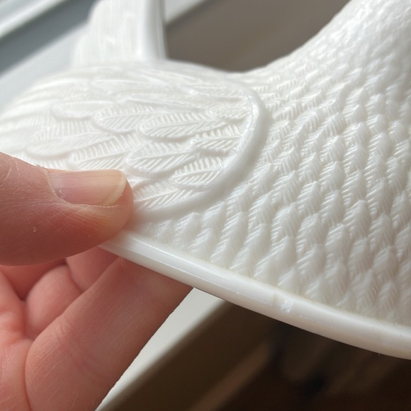 Pretty & Simple Hen on Nest Milk Glass Dish - Picture 15 of 16